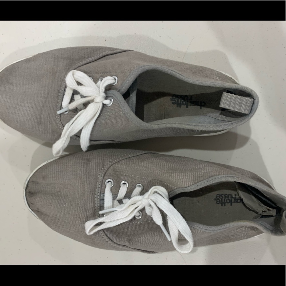 grey tennis shoes